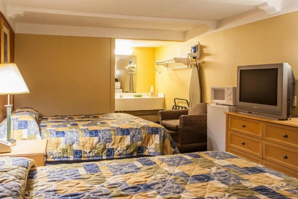 Relax Inn Saint Charles image 16