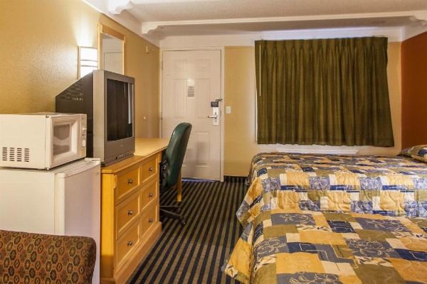 Relax Inn Saint Charles image 18