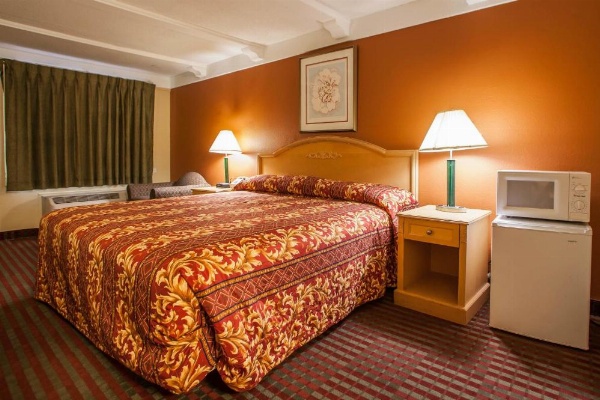 Relax Inn Saint Charles image 9