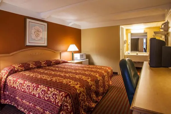 Relax Inn Saint Charles 8